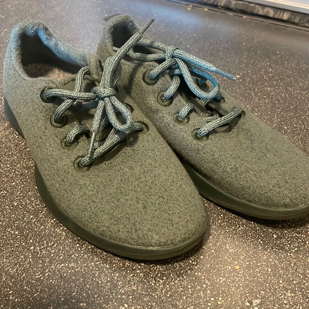 Woman’s Allbirds size 7